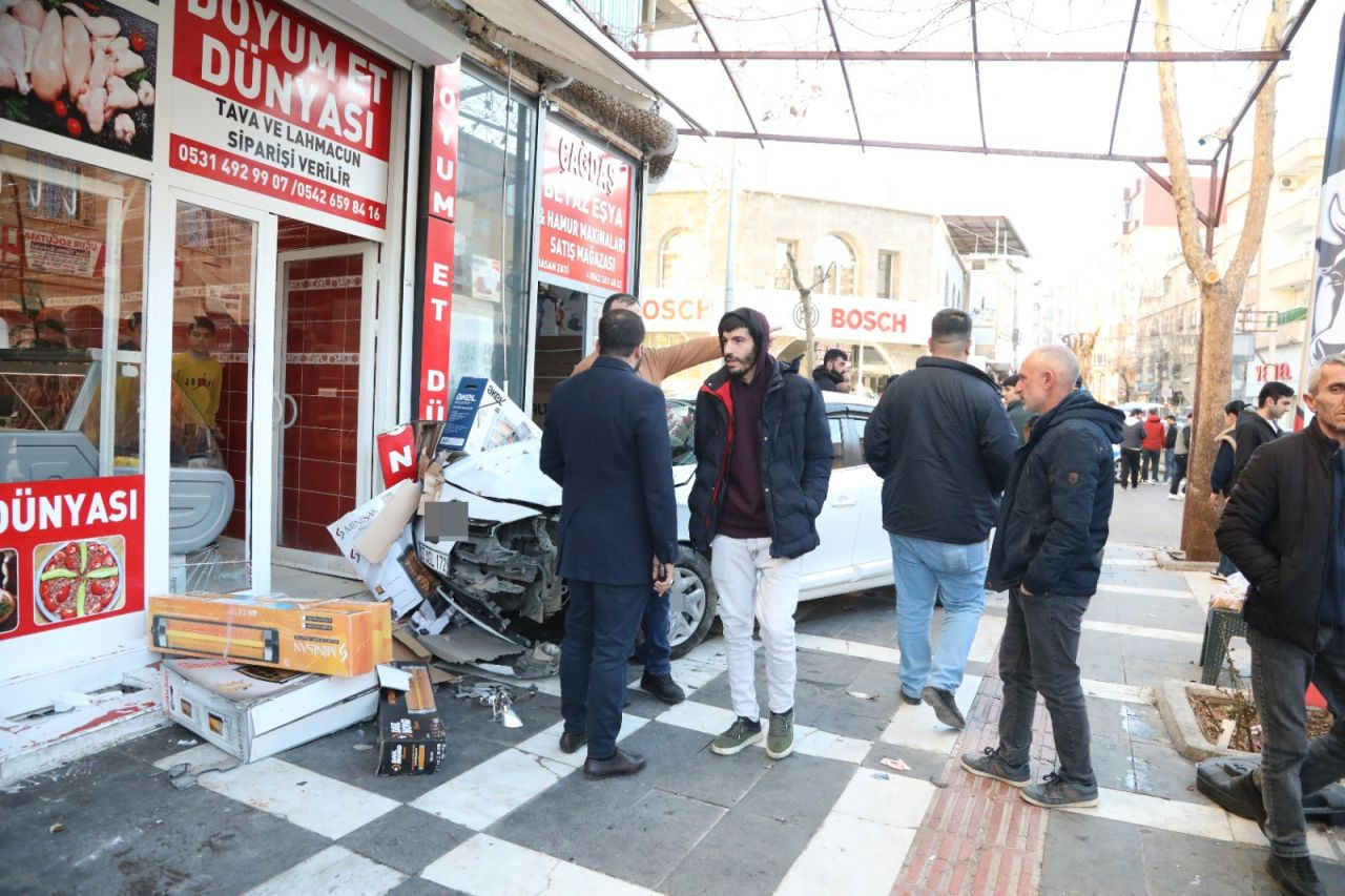 Şanlıurfa'da Savrulan Otomobil Baba ve Oğluna Çarptı - Sayfa 1