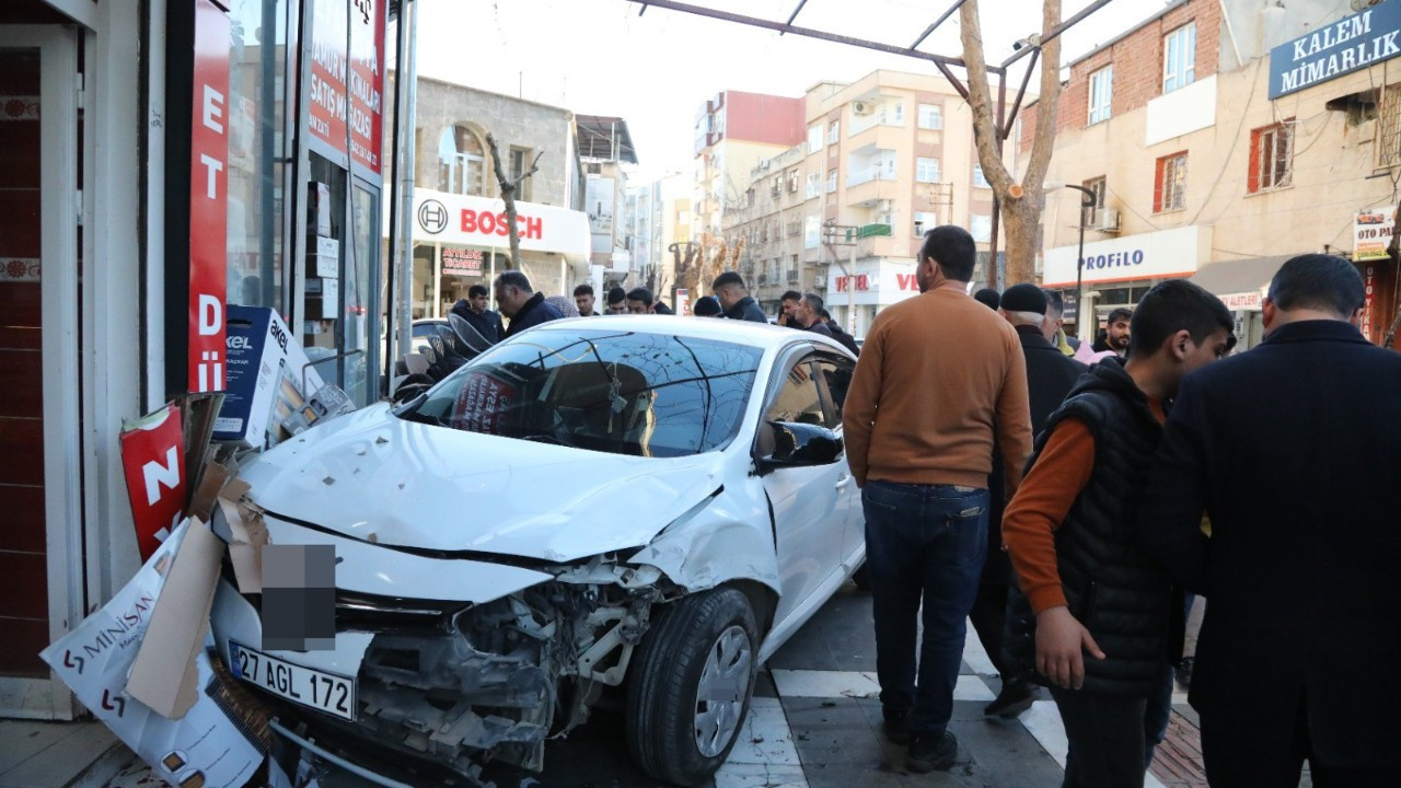 Şanlıurfa'da Savrulan Otomobil Baba ve Oğluna Çarptı