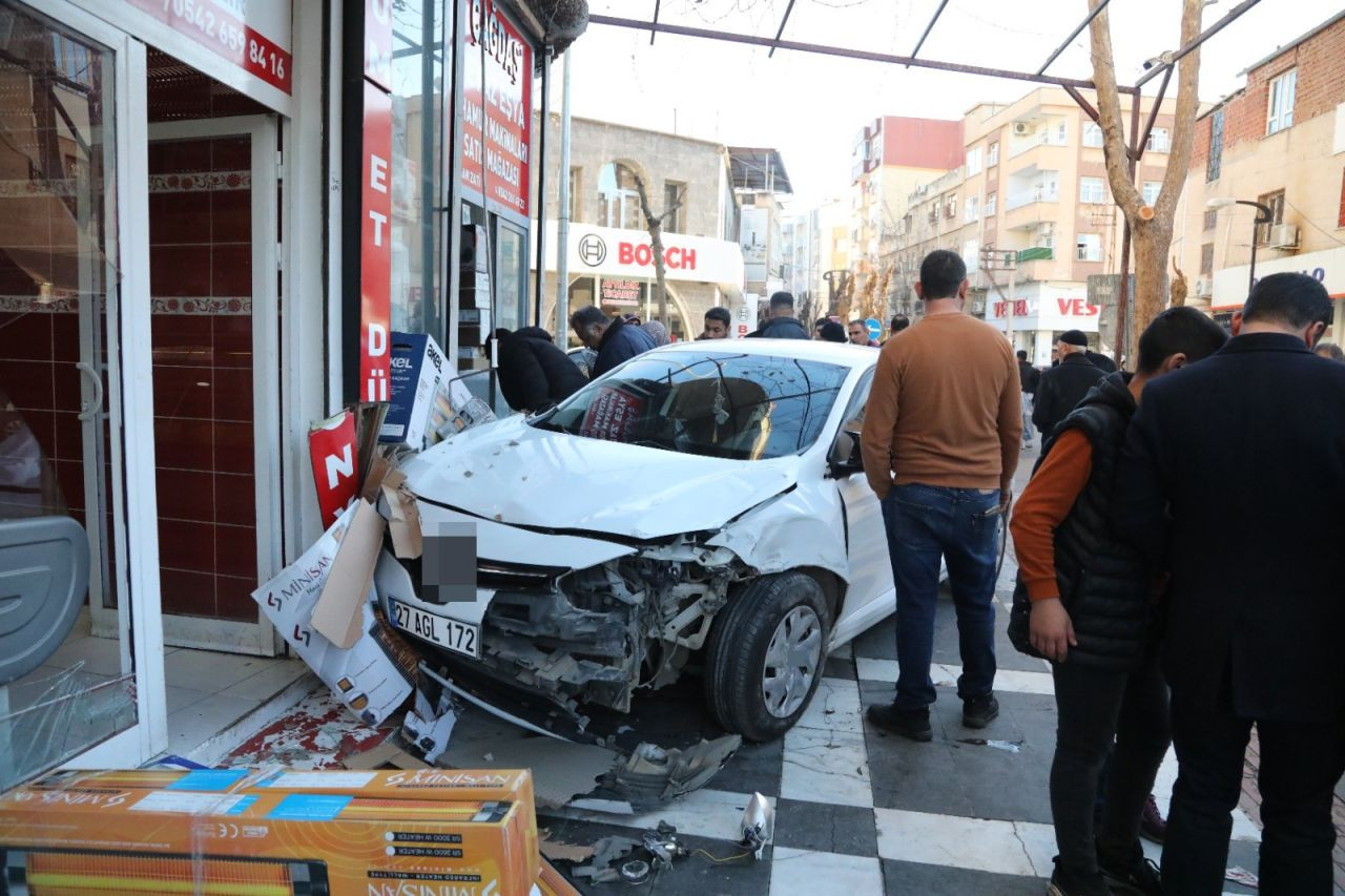 Şanlıurfa'da Savrulan Otomobil Baba ve Oğluna Çarptı - Sayfa 3