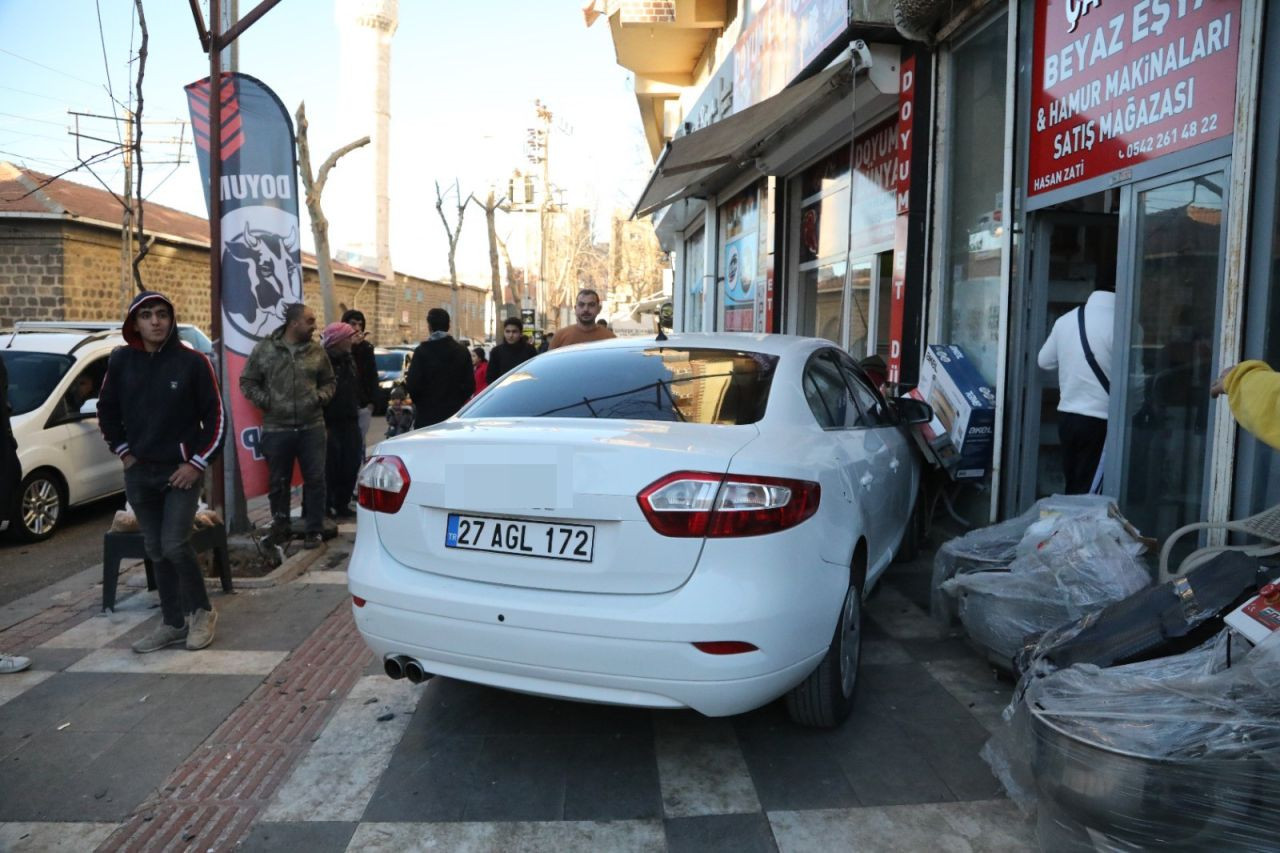 Şanlıurfa'da Savrulan Otomobil Baba ve Oğluna Çarptı - Sayfa 4