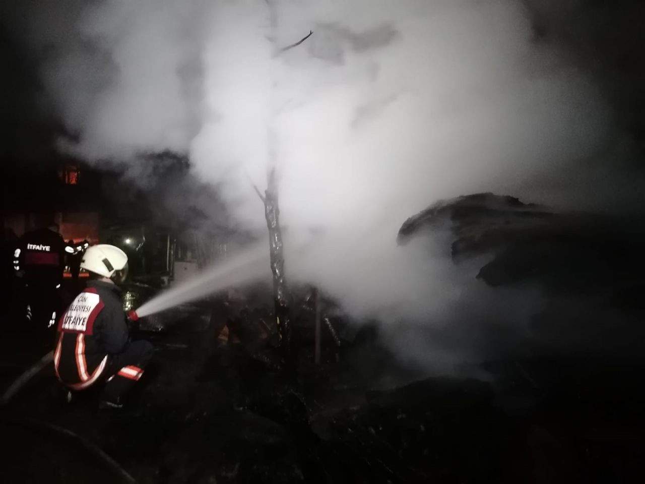 Çanakkale'de Depo Yangını: Kereste ve Motosiklet Zarar Gördü - Sayfa 6