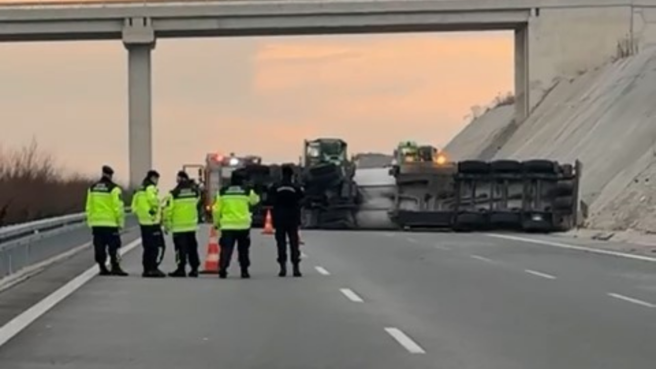 Bursa-İzmir Otobanında Tanker Devrildi, Trafik Felç Oldu