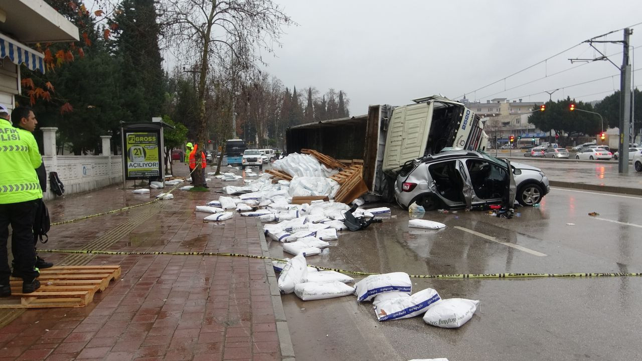 Gübre yüklü kamyon çarpıştığı otomobili metrelerce sürükleyip üzerine devrildi - Sayfa 9