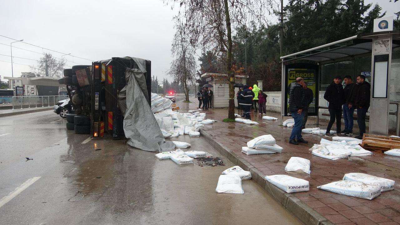 Gübre yüklü kamyon çarpıştığı otomobili metrelerce sürükleyip üzerine devrildi - Sayfa 8