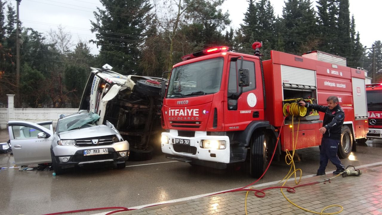 Gübre yüklü kamyon çarpıştığı otomobili metrelerce sürükleyip üzerine devrildi - Sayfa 7