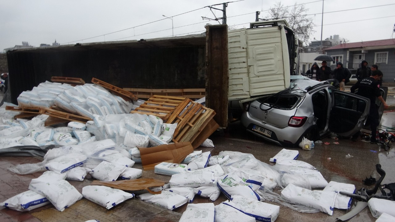 Gübre yüklü kamyon çarpıştığı otomobili metrelerce sürükleyip üzerine devrildi