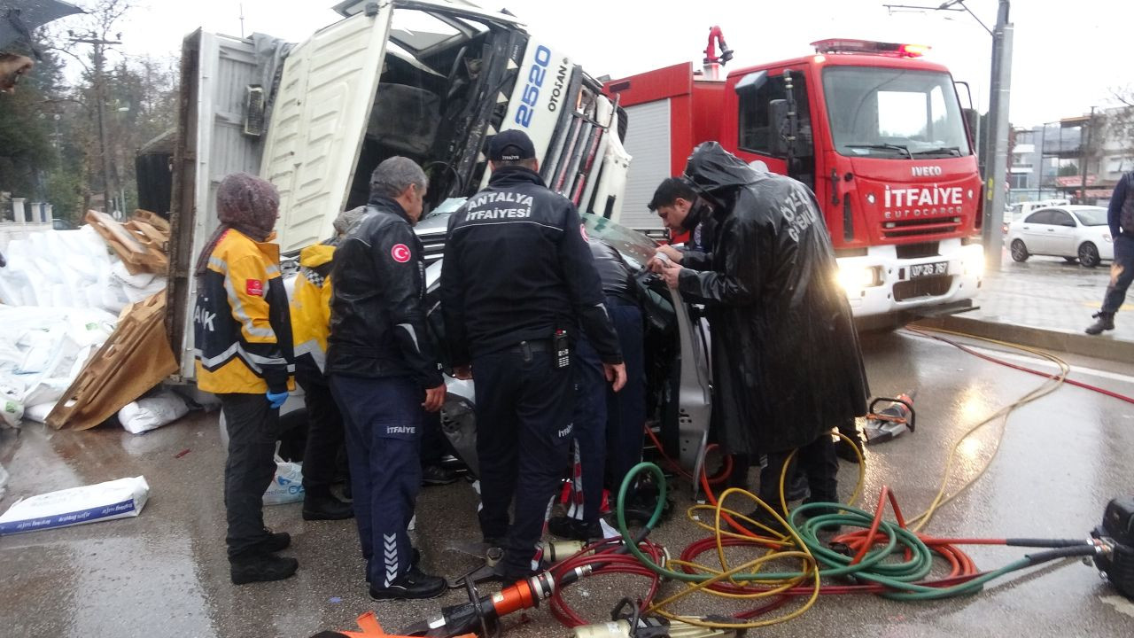 Gübre yüklü kamyon çarpıştığı otomobili metrelerce sürükleyip üzerine devrildi - Sayfa 1