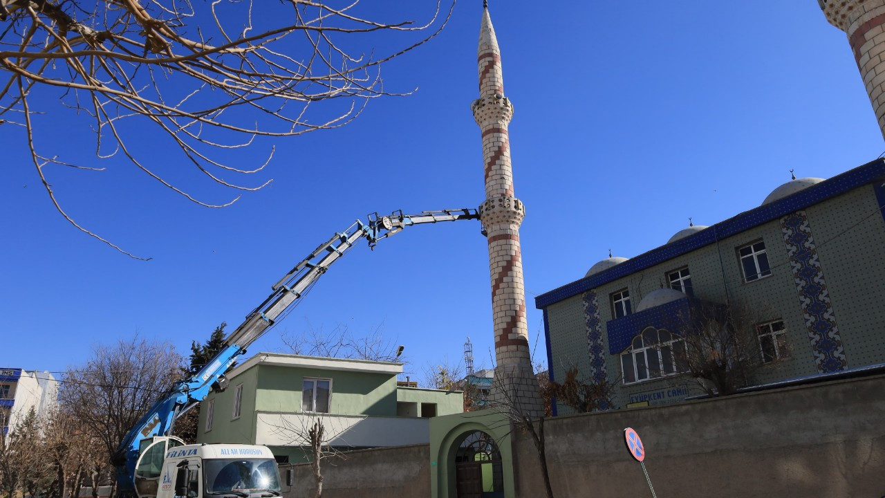 Minareye takılan baz istasyonu 15 yıl sonra kaldırıldı