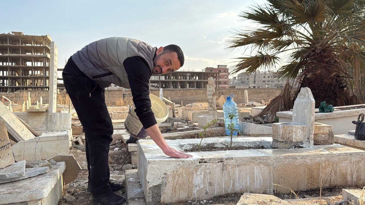 Esad'ın bombaladığı mezarlıklar yakınları tarafından onarılıyor