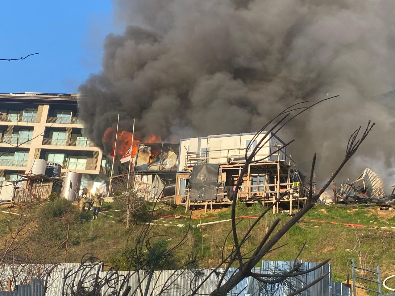 Üsküdar'da İşçi Konteynerleri Alevlere Teslim Oldu - Sayfa 1