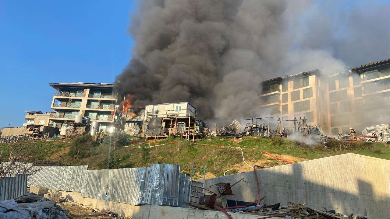 Üsküdar'da İşçi Konteynerleri Alevlere Teslim Oldu