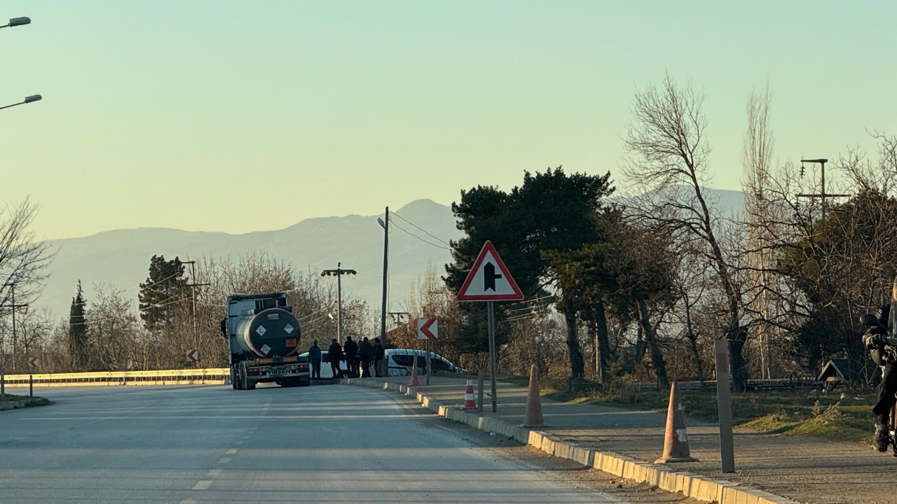 Erbaa'da Zift Yüklü Tırda İki Kaçak Göçmen Yakalandı