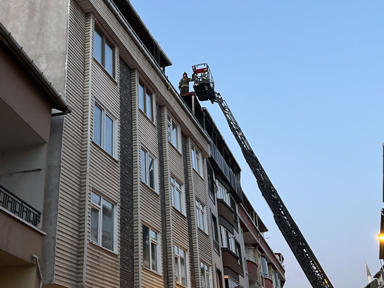 Gaziosmanpaşa’da 5 Katlı Binanın Çatısında Korkutan Yangın - Sayfa 3