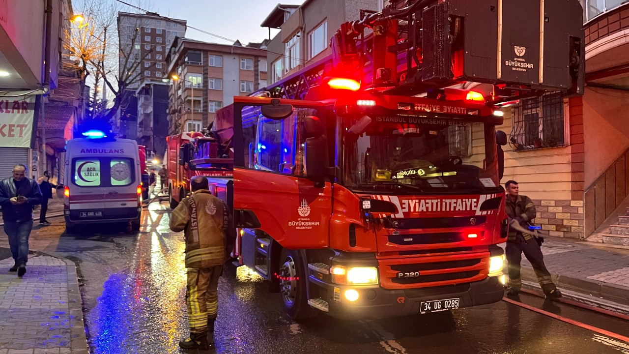 Gaziosmanpaşa’da 5 Katlı Binanın Çatısında Korkutan Yangın