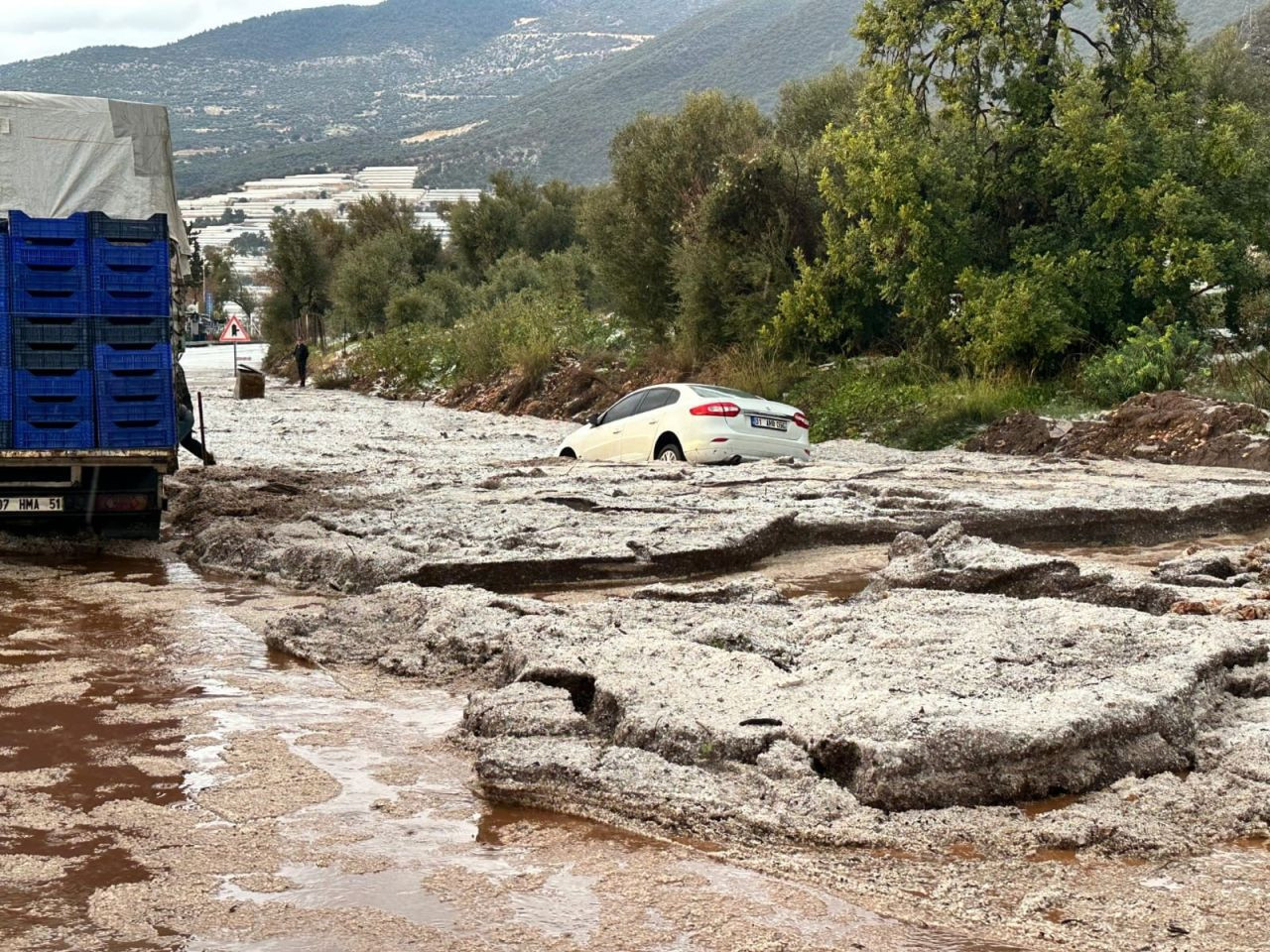 Antalya Demre’de Şiddetli Dolu ve Sel Felaketi: Seralar Zarar Gördü - Sayfa 2