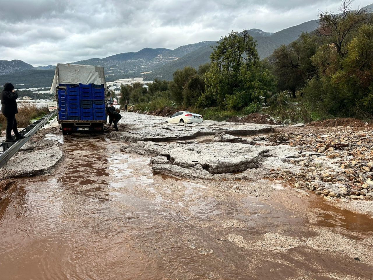 Antalya Demre’de Şiddetli Dolu ve Sel Felaketi: Seralar Zarar Gördü - Sayfa 17