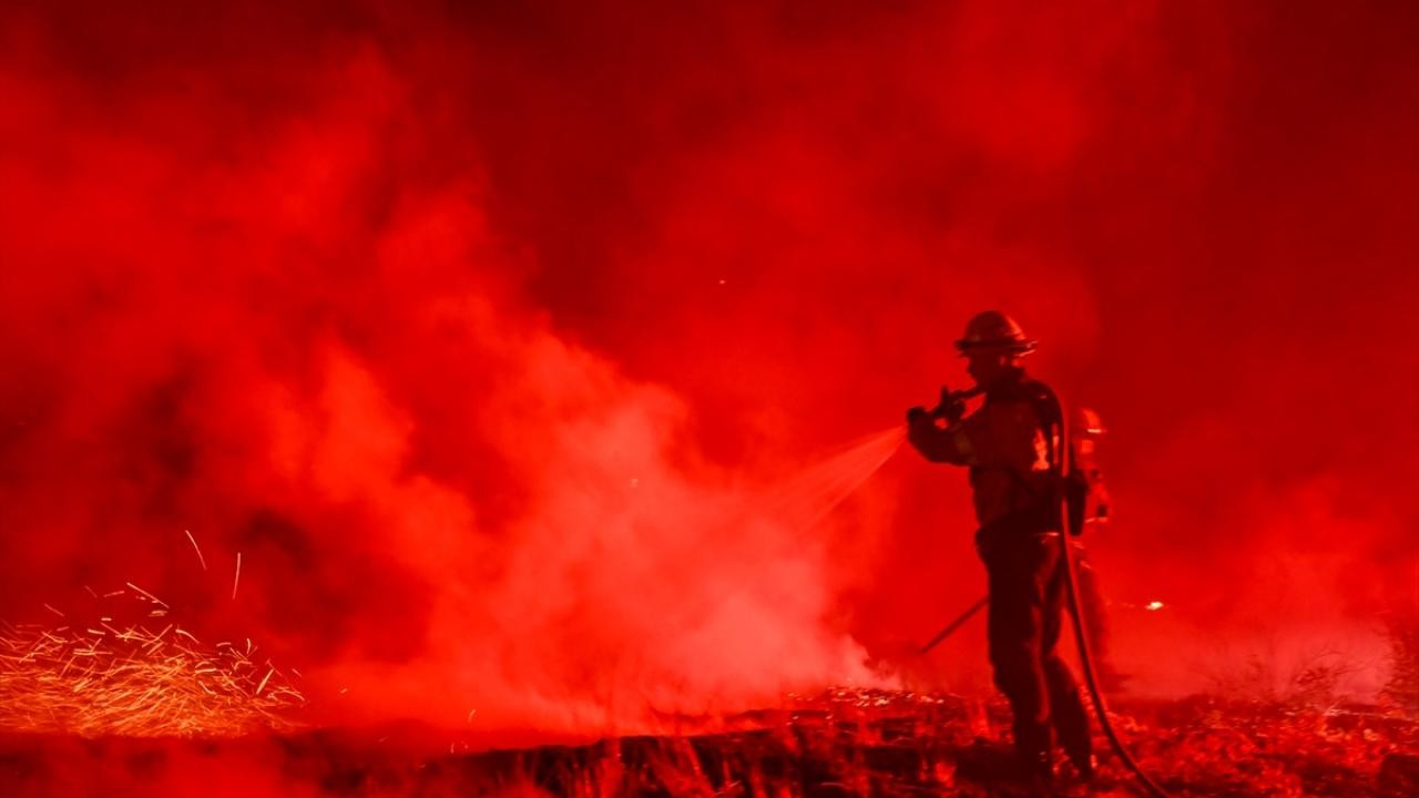 Los Angeles’te Yangın Büyüyor: Bin Hektarlık Alan Alevlere Teslim Oldu
