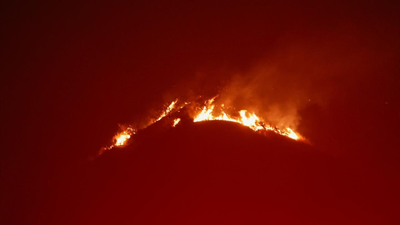 Los Angeles’te Yangın Büyüyor: Bin Hektarlık Alan Alevlere Teslim Oldu - Sayfa 4