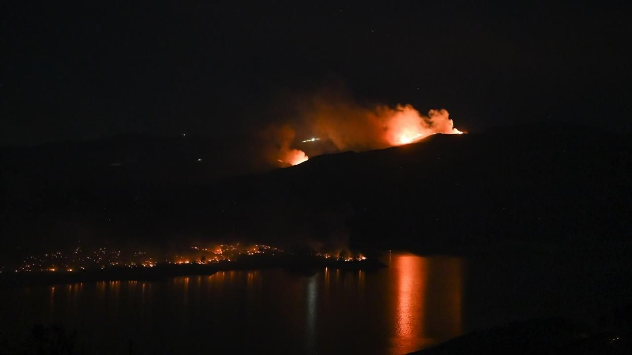 Los Angeles’te Yangın Büyüyor: Bin Hektarlık Alan Alevlere Teslim Oldu - Sayfa 5
