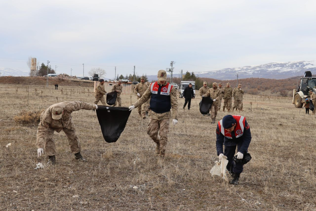 Bingöl’de Jandarma Ekiplerinden Çevre Temizliği Etkinliği - Sayfa 3