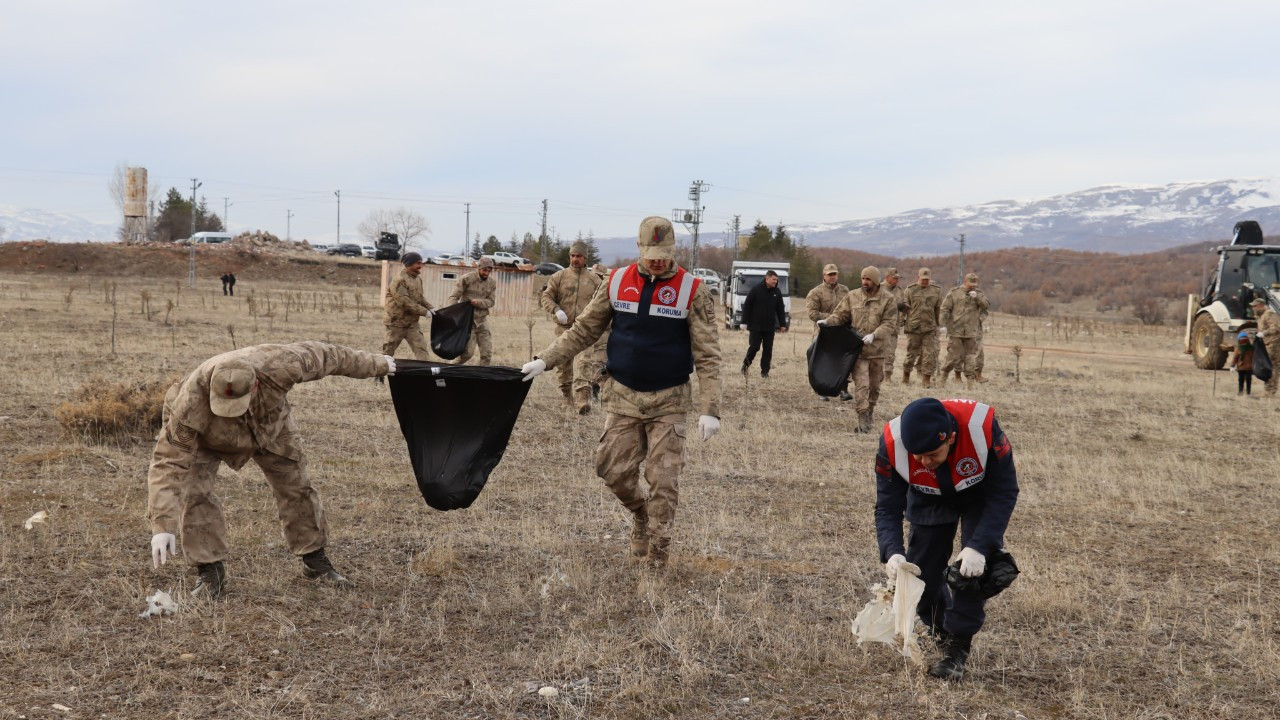 Bingöl’de Jandarma Ekiplerinden Çevre Temizliği Etkinliği