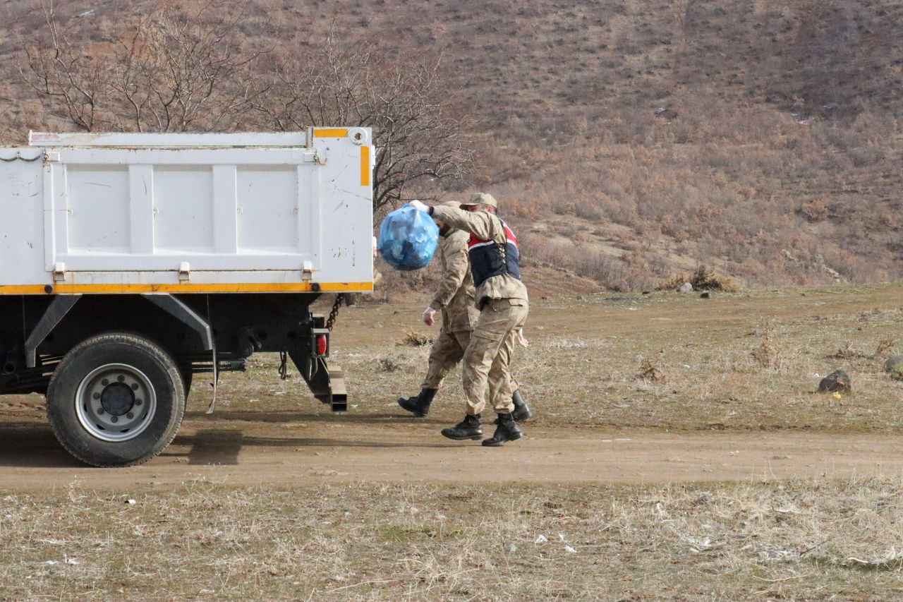 Bingöl’de Jandarma Ekiplerinden Çevre Temizliği Etkinliği - Sayfa 2