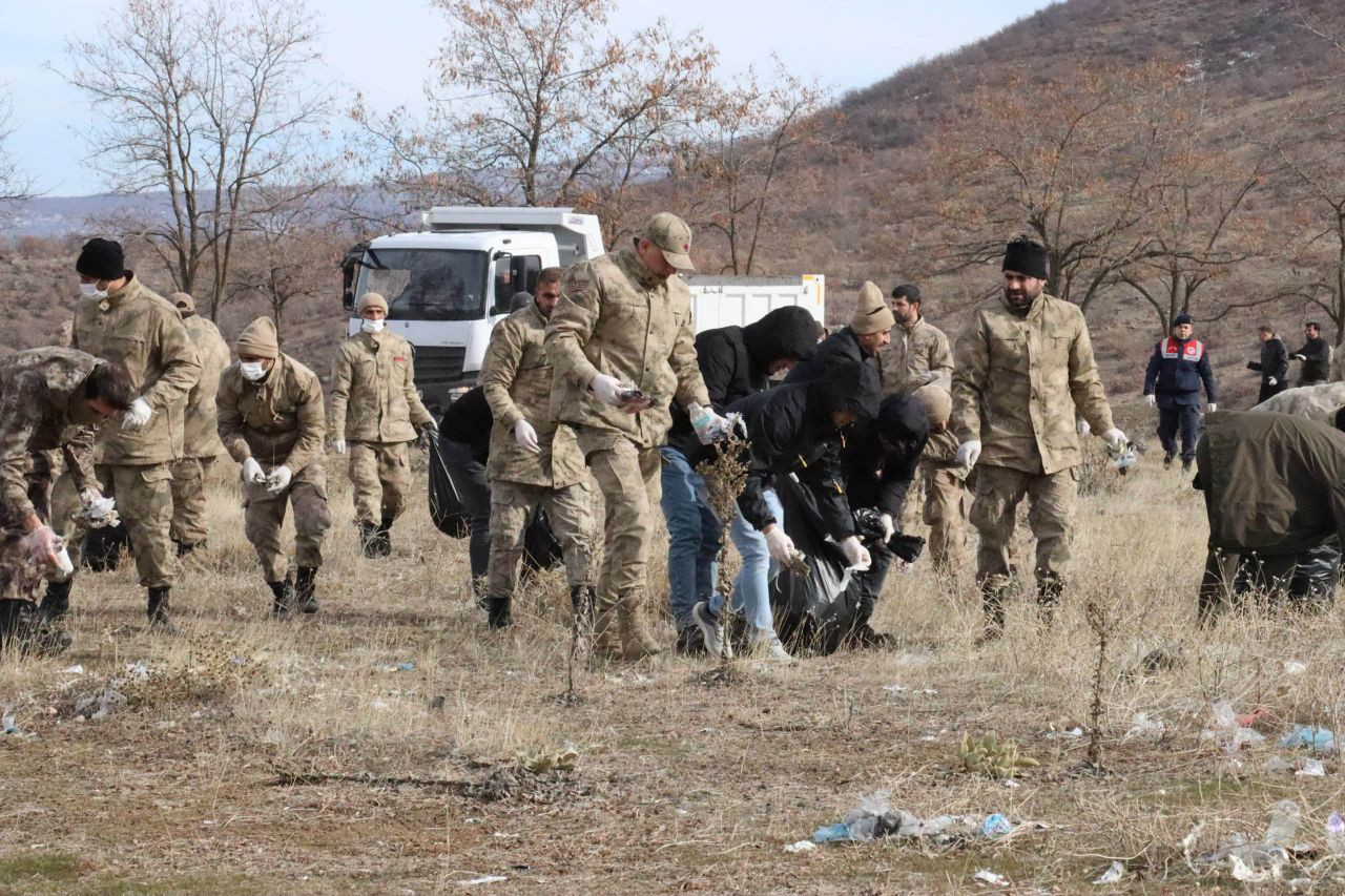 Bingöl’de Jandarma Ekiplerinden Çevre Temizliği Etkinliği - Sayfa 1
