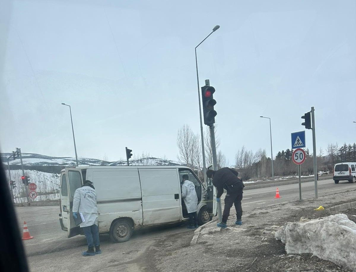 Bayburt-Erzurum Karayolunda Otomobil Yayaya Çarptı: 1 Yaralı - Sayfa 2