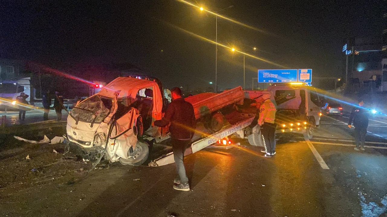 Kocaeli'de tır, otomobil ile kamyonete çarptı: 4 yaralı