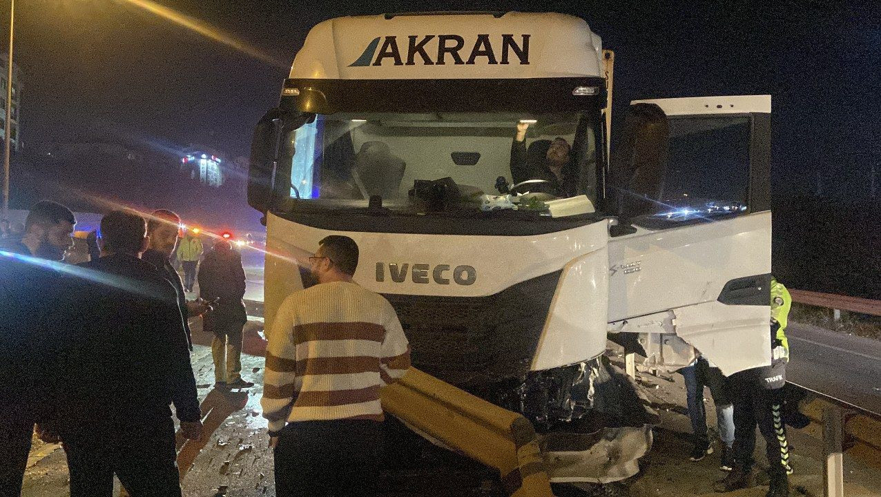 Kocaeli'de tır, otomobil ile kamyonete çarptı: 4 yaralı - Sayfa 4