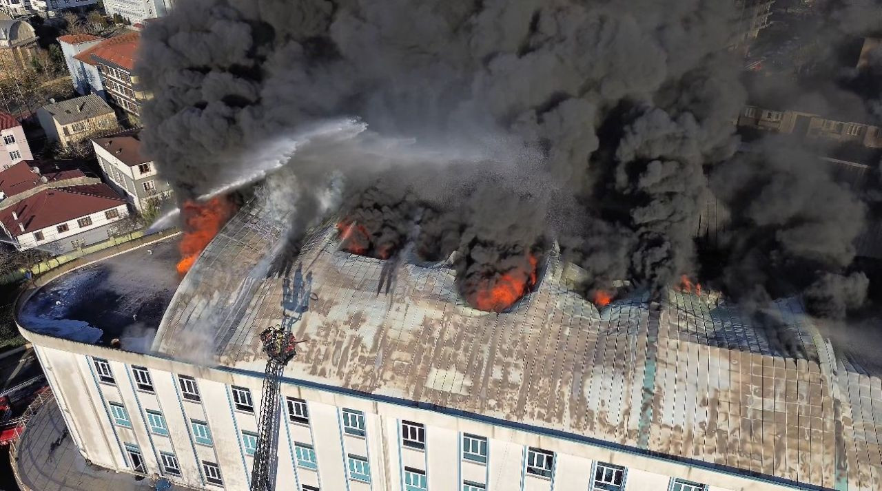 Sultanbeyli’deki Tekstil Atölyesi Yangını Havadan Görüntülendi - Sayfa 1