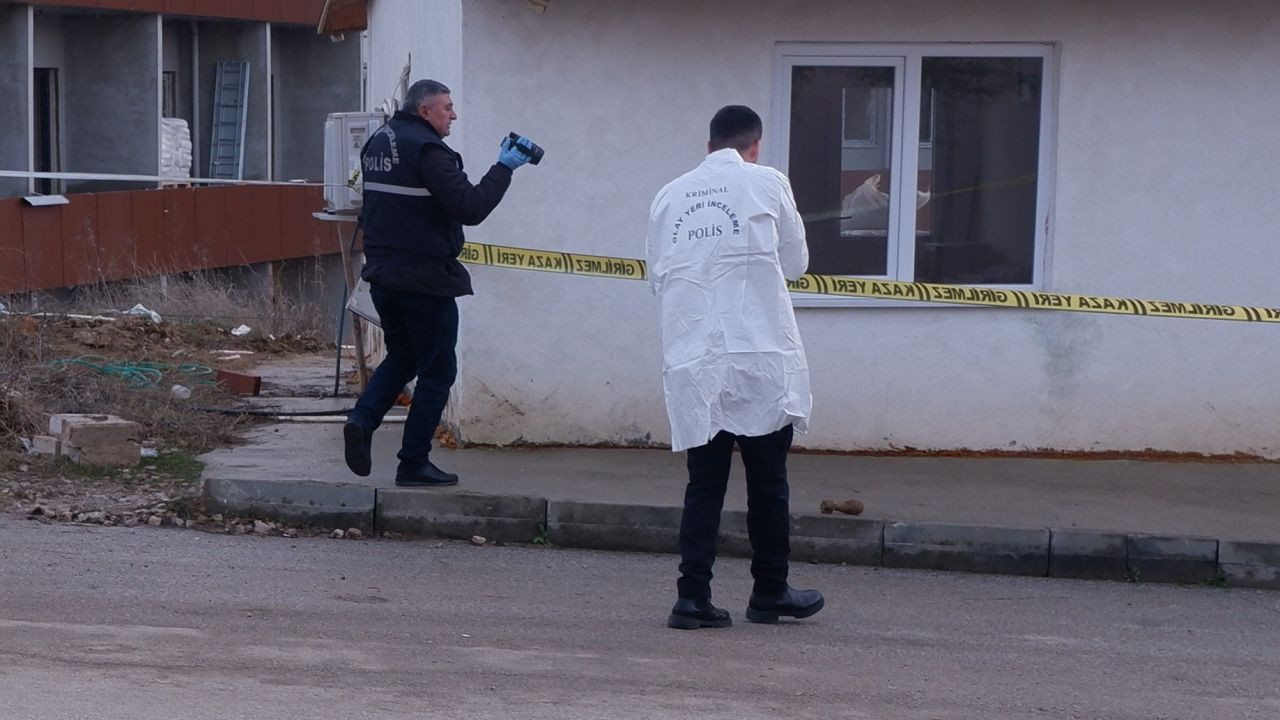 İnşaat İşçisi Demir Parçası Sandığı Havan Mermisini Arkadaşlarına Getirdi - Sayfa 1