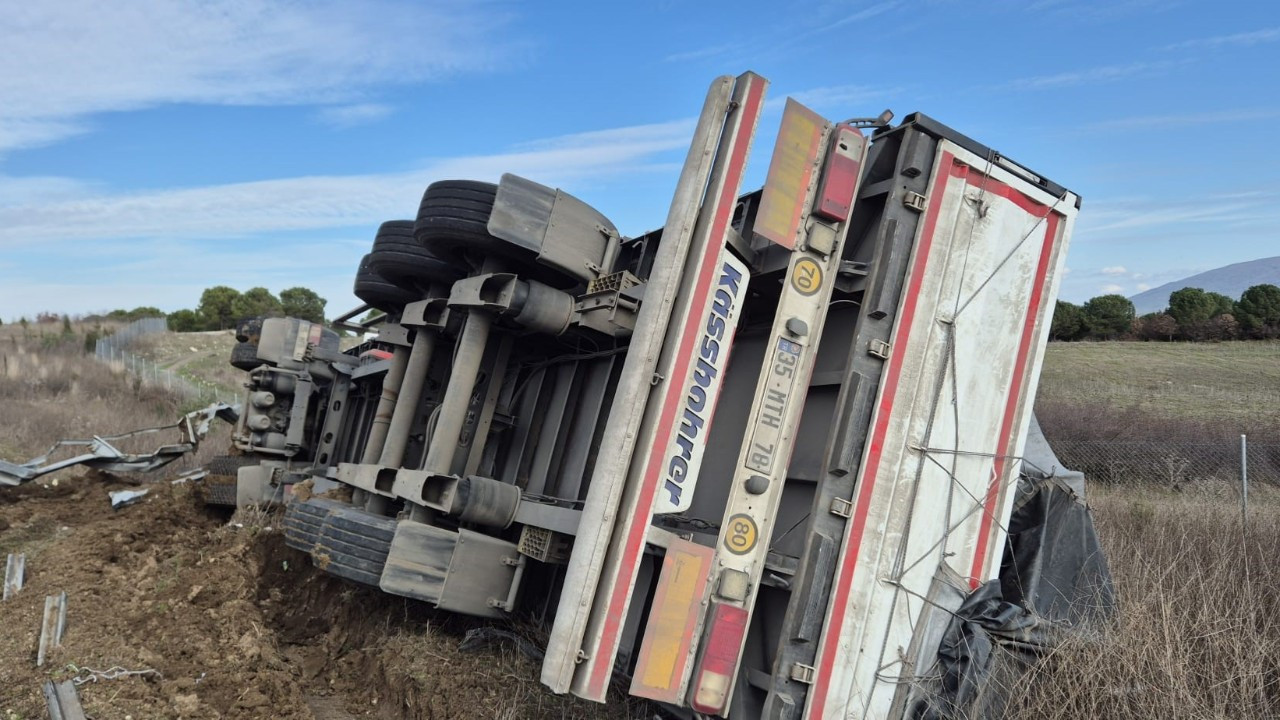İstanbul-İzmir Otoyolu’nda Devrilen Tırdan Sıkışan Sürücü Kurtarıldı
