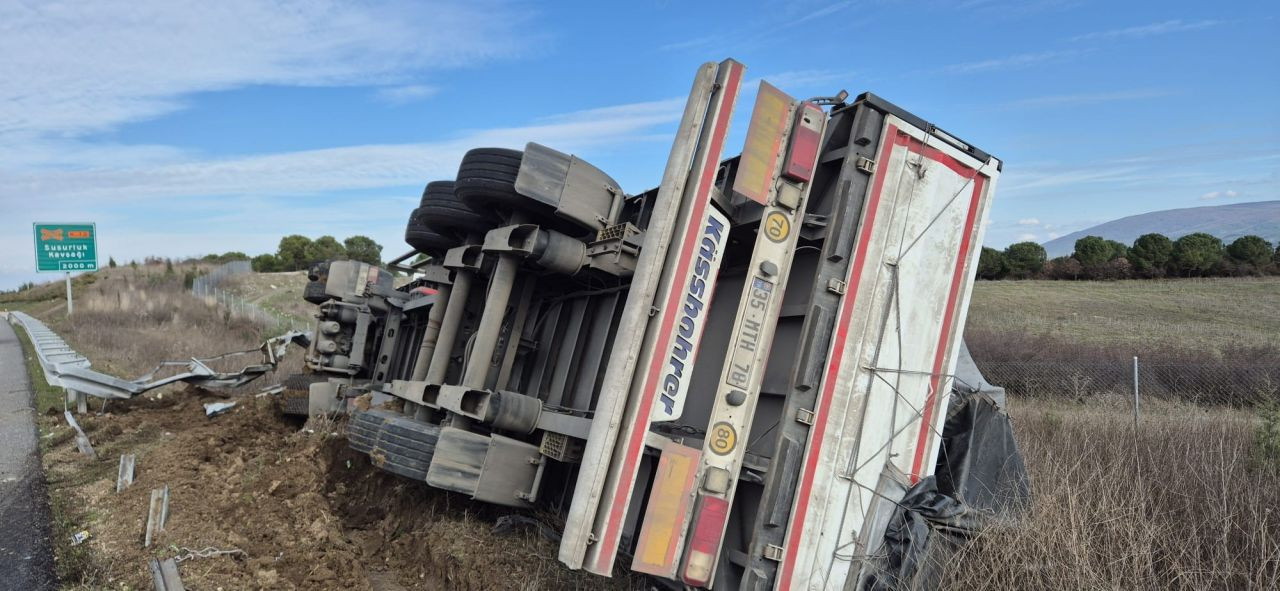 İstanbul-İzmir Otoyolu’nda Devrilen Tırdan Sıkışan Sürücü Kurtarıldı - Sayfa 3