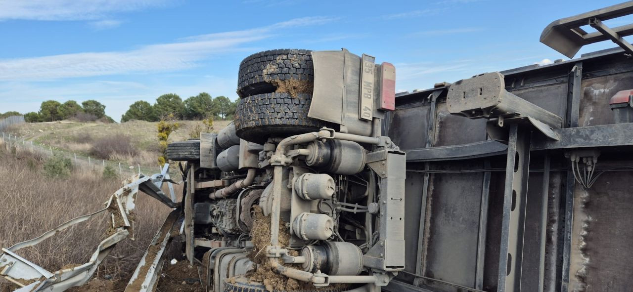 İstanbul-İzmir Otoyolu’nda Devrilen Tırdan Sıkışan Sürücü Kurtarıldı - Sayfa 4