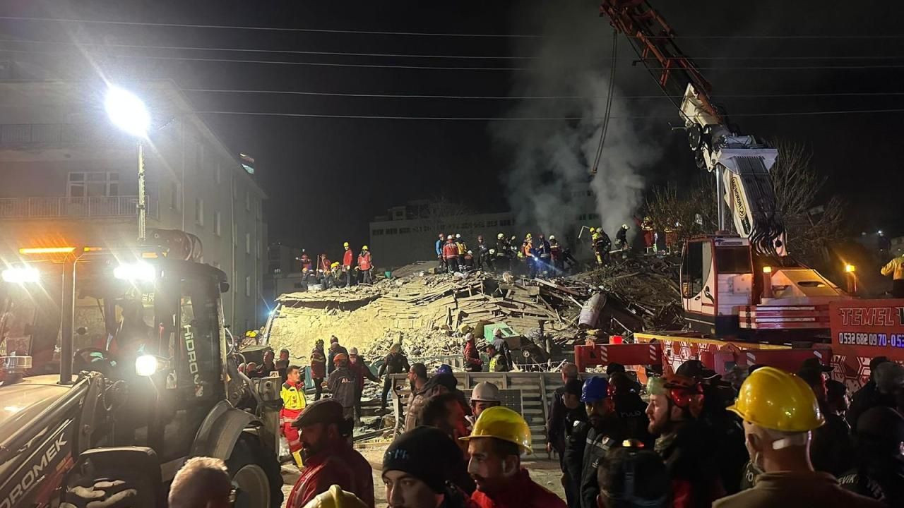 Konya’da Çöken Binada Arama Kurtarma Sürüyor: 1 Kişinin Cansız Bedenine Ulaşıldı - Sayfa 12