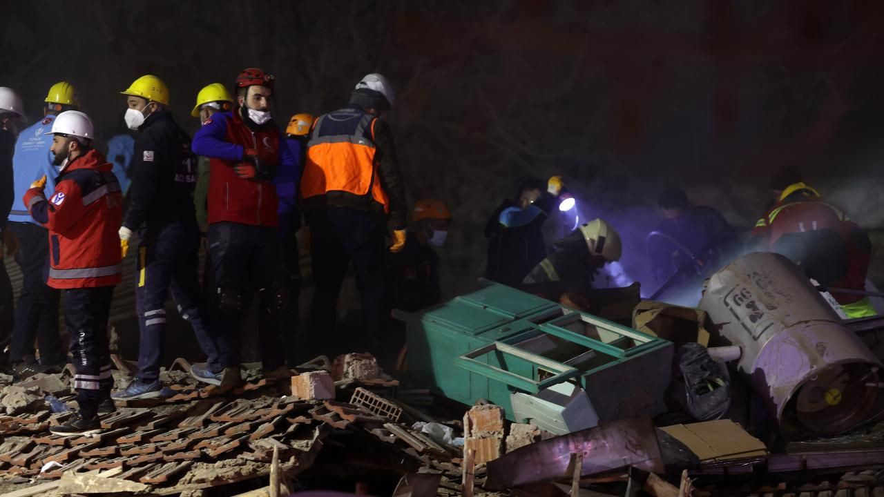 Konya’da Çöken Binada Arama Kurtarma Sürüyor: 1 Kişinin Cansız Bedenine Ulaşıldı - Sayfa 10