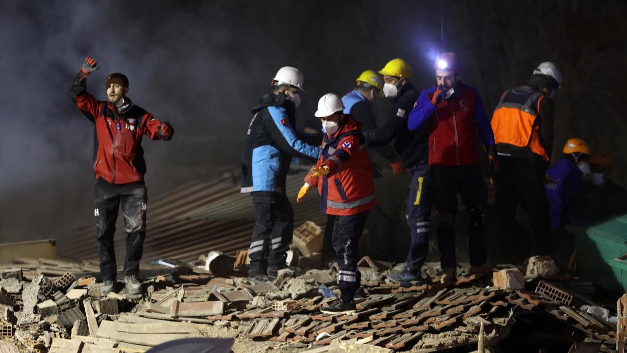 Konya’da Çöken Binada Arama Kurtarma Sürüyor: 1 Kişinin Cansız Bedenine Ulaşıldı - Sayfa 9