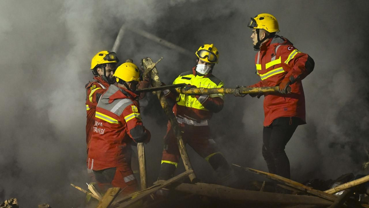 Konya’da Çöken Binada Kahramanlık Hikayesi: Zillere Basarak Herkesi Uyandırdı - Sayfa 11