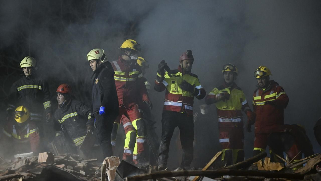 Konya’da Çöken Binada Kahramanlık Hikayesi: Zillere Basarak Herkesi Uyandırdı - Sayfa 10