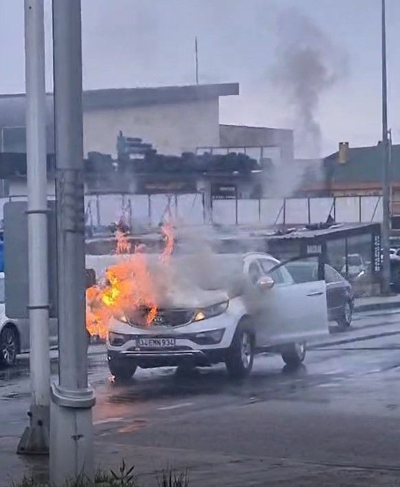 Komşuda seyir halindeki araç alevlere teslim oldu - Sayfa 4