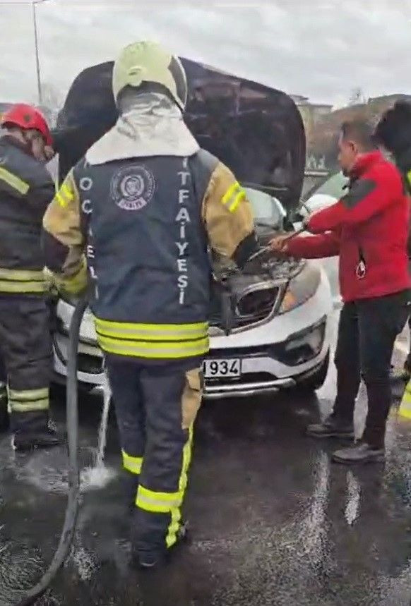 Komşuda seyir halindeki araç alevlere teslim oldu - Sayfa 2