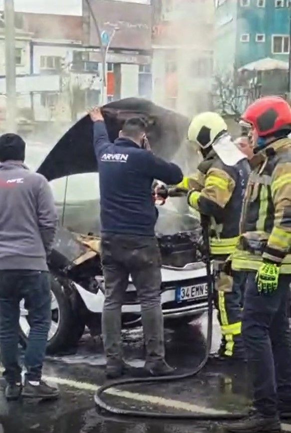 Komşuda seyir halindeki araç alevlere teslim oldu - Sayfa 1