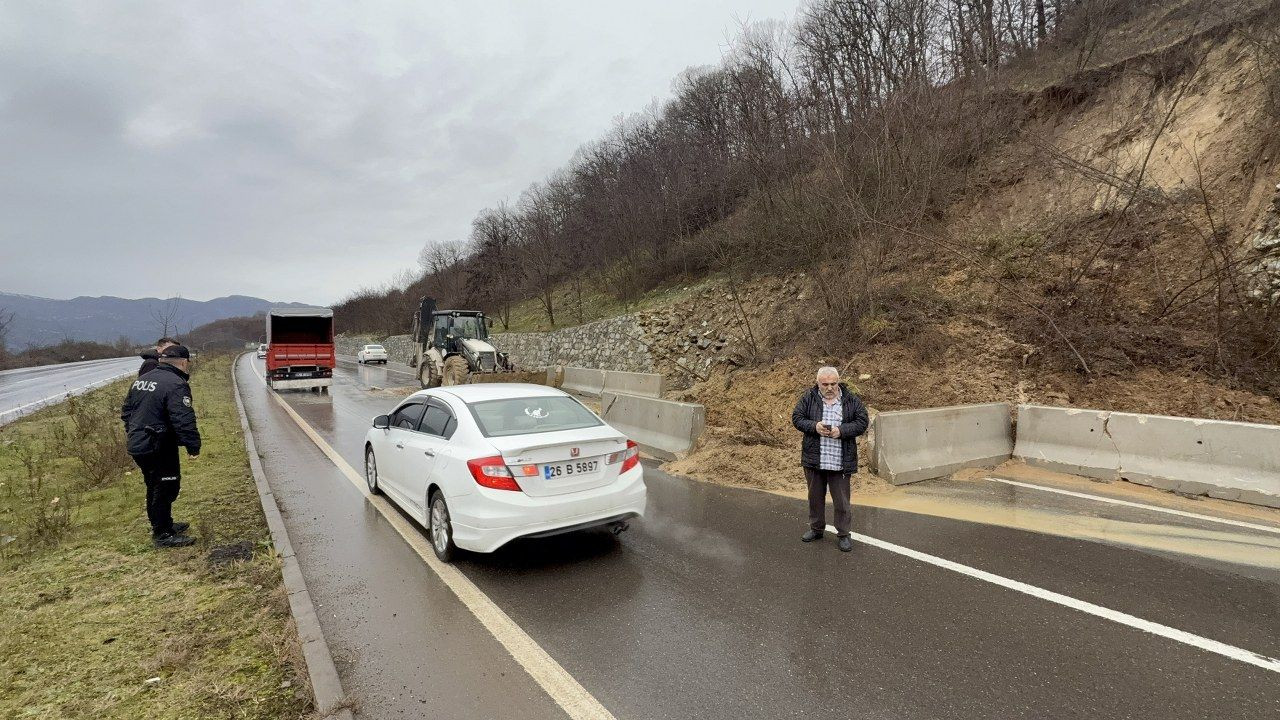 Düzce'de heyelan ilçe yolunu kapattı - Sayfa 1