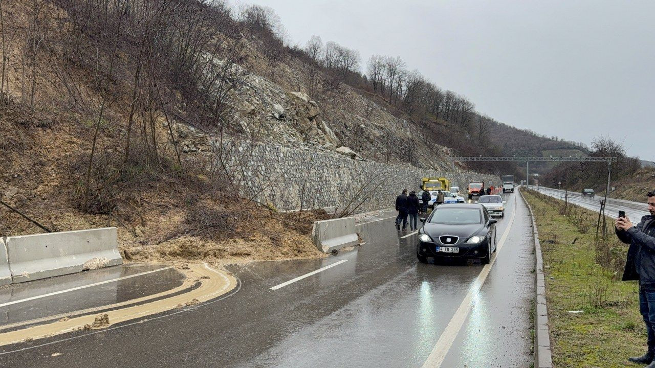 Düzce'de heyelan ilçe yolunu kapattı - Sayfa 2