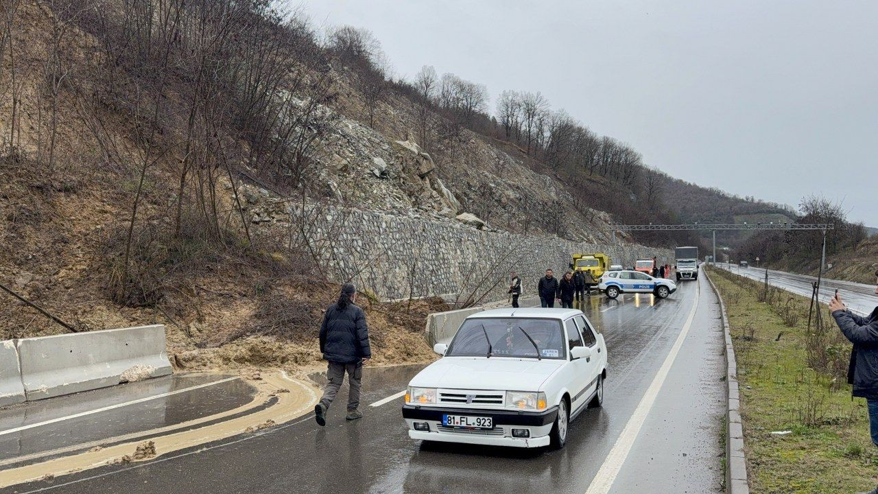 Düzce'de heyelan ilçe yolunu kapattı - Sayfa 5