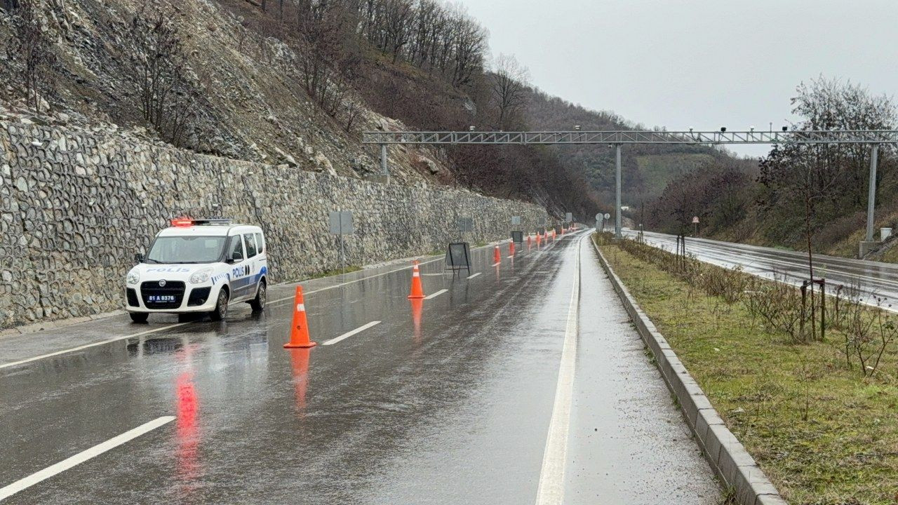Düzce'de heyelan ilçe yolunu kapattı - Sayfa 6