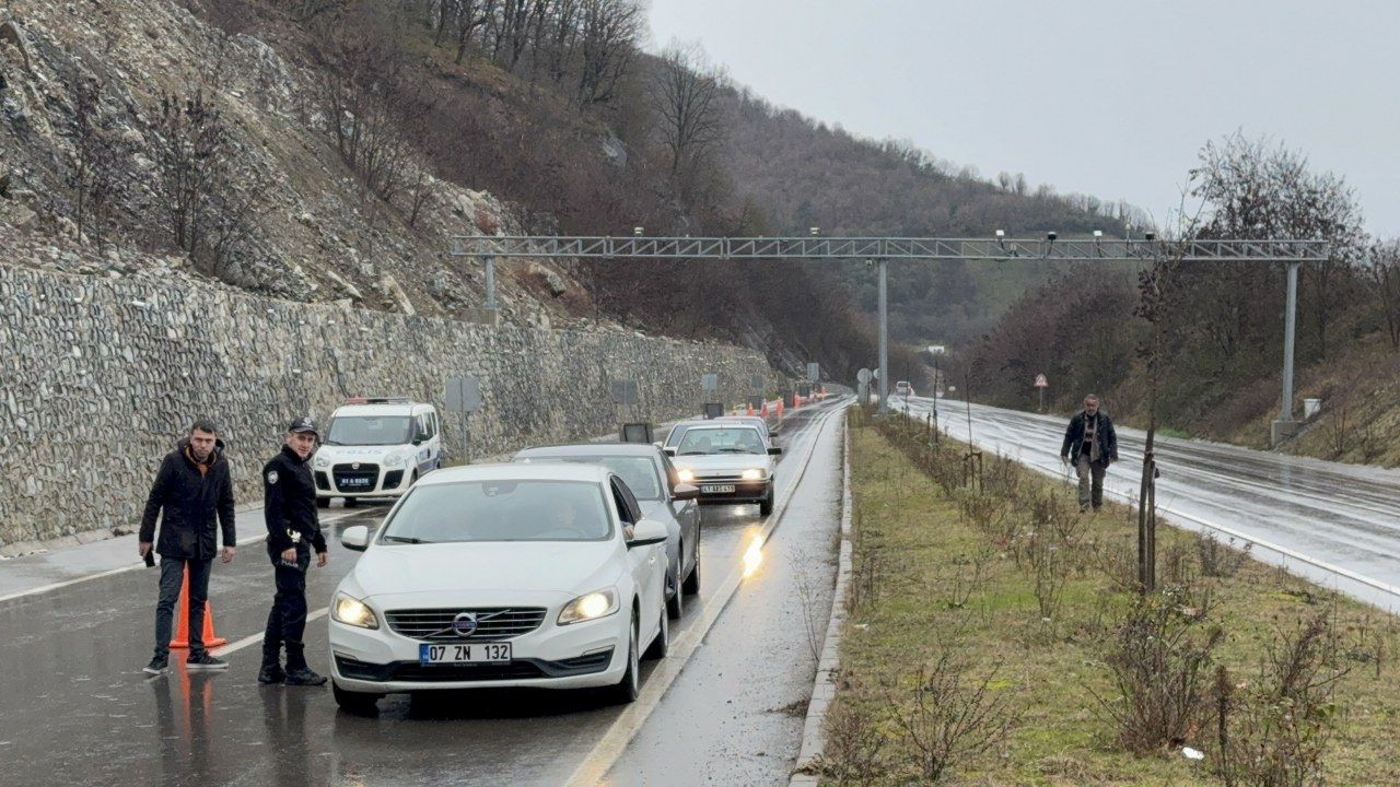 Düzce'de heyelan ilçe yolunu kapattı - Sayfa 7