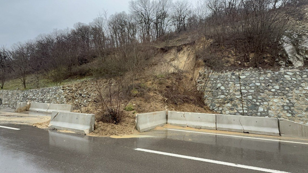 Düzce'de heyelan ilçe yolunu kapattı - Sayfa 8