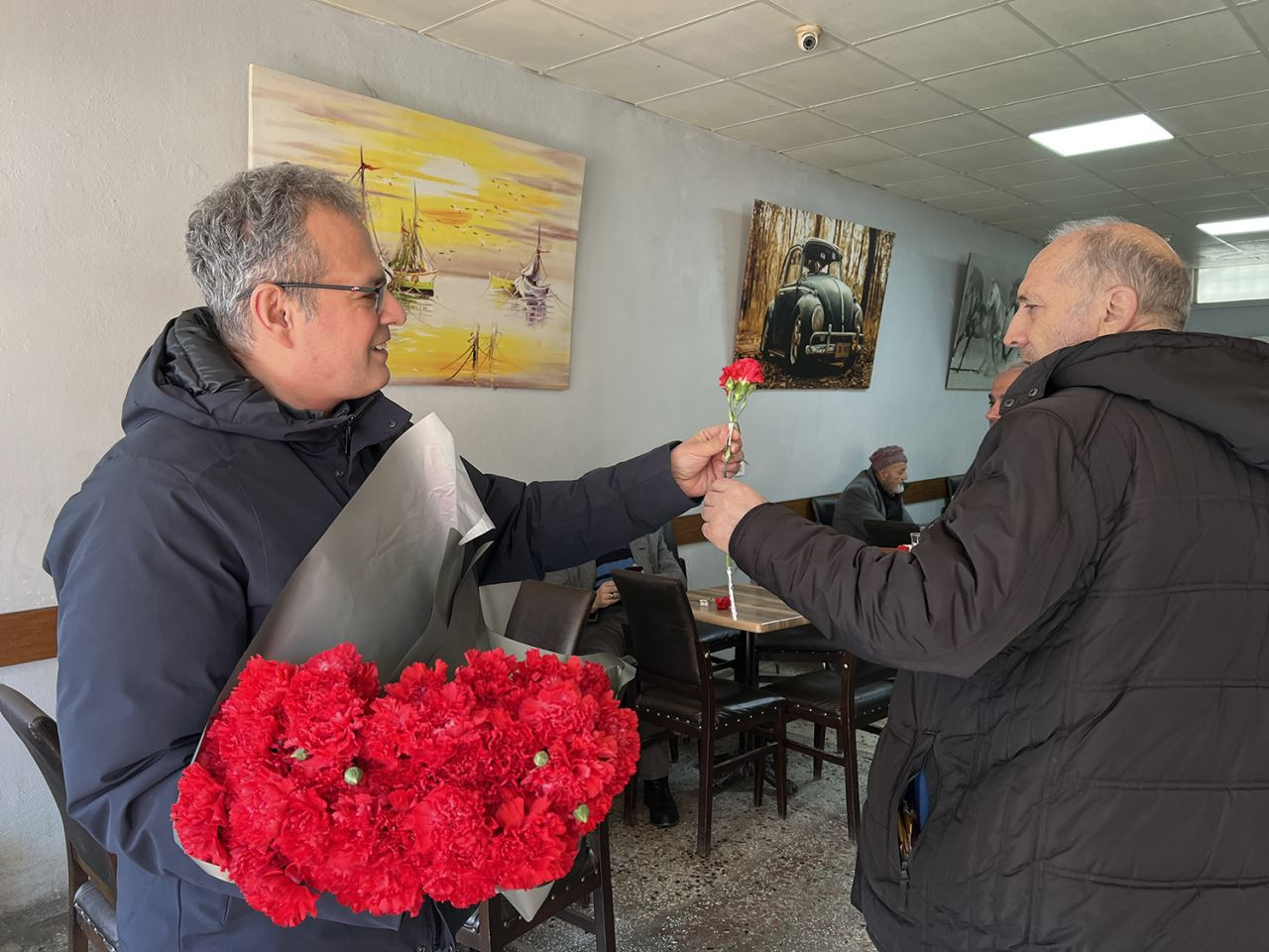 Büyükşehir Belediyesi’nden Kandil Sevinci: Vatandaşlara Karanfil Dağıtıldı - Sayfa 5